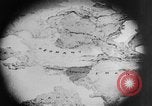 Image Les troupes allemandes rampent sur le sol Belgique, 1917, de la seconde 16 séquences d'archives historiques vidéo 65675048730