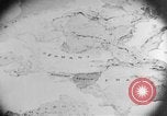 Image Les troupes allemandes rampent sur le sol Belgique, 1917, de la seconde 18 séquences d'archives historiques vidéo 65675048730