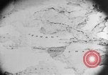 Image Les troupes allemandes rampent sur le sol Belgique, 1917, de la seconde 21 séquences d'archives historiques vidéo 65675048730