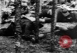 Image Les troupes allemandes rampent sur le sol Belgique, 1917, de la seconde 40 séquences d'archives historiques vidéo 65675048730