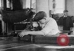 Standbild United States Army uniform factory United States USA, 1917, aus Sekunde 60 historischem Filmmaterial Videoclip 65675048738