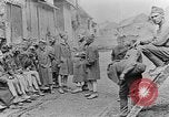 Standbild USA Soldaten europäische Theater, 1918, aus Sekunde 32 historischem Filmmaterial Videoclip 65675048776