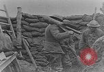 Standbild Uns 1 Soldaten in der Schlacht von Cantigny Cantigny Frankreich, 1918, aus Sekunde 33 historischem Filmmaterial Videoclip 65675048778