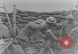 Standbild Uns 1 Soldaten in der Schlacht von Cantigny Cantigny Frankreich, 1918, aus Sekunde 37 historischem Filmmaterial Videoclip 65675048778