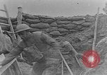 Standbild Uns 1 Soldaten in der Schlacht von Cantigny Cantigny Frankreich, 1918, aus Sekunde 41 historischem Filmmaterial Videoclip 65675048778