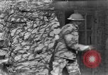 Standbild Uns 1 Soldaten in der Schlacht von Cantigny Cantigny Frankreich, 1918, aus Sekunde 56 historischem Filmmaterial Videoclip 65675048778
