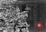 Standbild Uns 1 Soldaten in der Schlacht von Cantigny Cantigny Frankreich, 1918, aus Sekunde 57 historischem Filmmaterial Videoclip 65675048778