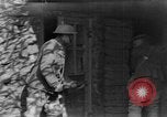 Standbild Uns 1 Soldaten in der Schlacht von Cantigny Cantigny Frankreich, 1918, aus Sekunde 59 historischem Filmmaterial Videoclip 65675048778
