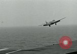 Standbild British Royal Navy Supermarine Angreifer F1 Flugzeuge Atlantik, 1953, aus Sekunde 30 historischem Filmmaterial Videoclip 65675048899
