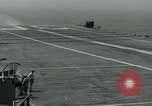 Standbild British Royal Navy Vampir jet Flugzeuge Serie von touch and go Landungen auf der USS Antietam Atlantik, 1953, aus Sekunde 3 historischem Filmmaterial Videoclip 65675048901