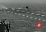 Standbild British Royal Navy Vampir jet Flugzeuge Serie von touch and go Landungen auf der USS Antietam Atlantik, 1953, aus Sekunde 4 historischem Filmmaterial Videoclip 65675048901