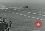 Standbild British Royal Navy Vampir jet Flugzeuge Serie von touch and go Landungen auf der USS Antietam Atlantik, 1953, aus Sekunde 5 historischem Filmmaterial Videoclip 65675048901