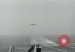 Standbild British Royal Navy Vampir jet Flugzeuge Serie von touch and go Landungen auf der USS Antietam Atlantik, 1953, aus Sekunde 6 historischem Filmmaterial Videoclip 65675048901
