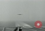 Standbild British Royal Navy Vampir jet Flugzeuge Serie von touch and go Landungen auf der USS Antietam Atlantik, 1953, aus Sekunde 7 historischem Filmmaterial Videoclip 65675048901