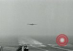 Standbild British Royal Navy Vampir jet Flugzeuge Serie von touch and go Landungen auf der USS Antietam Atlantik, 1953, aus Sekunde 8 historischem Filmmaterial Videoclip 65675048901