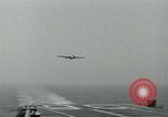 Standbild British Royal Navy Vampir jet Flugzeuge Serie von touch and go Landungen auf der USS Antietam Atlantik, 1953, aus Sekunde 9 historischem Filmmaterial Videoclip 65675048901