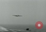 Standbild British Royal Navy Vampir jet Flugzeuge Serie von touch and go Landungen auf der USS Antietam Atlantik, 1953, aus Sekunde 10 historischem Filmmaterial Videoclip 65675048901