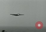 Standbild British Royal Navy Vampir jet Flugzeuge Serie von touch and go Landungen auf der USS Antietam Atlantik, 1953, aus Sekunde 11 historischem Filmmaterial Videoclip 65675048901