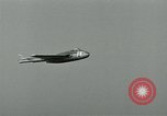 Standbild British Royal Navy Vampir jet Flugzeuge Serie von touch and go Landungen auf der USS Antietam Atlantik, 1953, aus Sekunde 12 historischem Filmmaterial Videoclip 65675048901