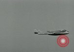 Standbild British Royal Navy Vampir jet Flugzeuge Serie von touch and go Landungen auf der USS Antietam Atlantik, 1953, aus Sekunde 13 historischem Filmmaterial Videoclip 65675048901