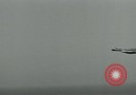 Standbild British Royal Navy Vampir jet Flugzeuge Serie von touch and go Landungen auf der USS Antietam Atlantik, 1953, aus Sekunde 14 historischem Filmmaterial Videoclip 65675048901