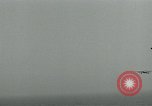 Standbild British Royal Navy Vampir jet Flugzeuge Serie von touch and go Landungen auf der USS Antietam Atlantik, 1953, aus Sekunde 16 historischem Filmmaterial Videoclip 65675048901