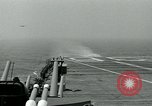 Standbild British Royal Navy Vampir jet Flugzeuge Serie von touch and go Landungen auf der USS Antietam Atlantik, 1953, aus Sekunde 18 historischem Filmmaterial Videoclip 65675048901