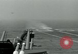 Standbild British Royal Navy Vampir jet Flugzeuge Serie von touch and go Landungen auf der USS Antietam Atlantik, 1953, aus Sekunde 19 historischem Filmmaterial Videoclip 65675048901