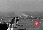 Standbild British Royal Navy Vampir jet Flugzeuge Serie von touch and go Landungen auf der USS Antietam Atlantik, 1953, aus Sekunde 20 historischem Filmmaterial Videoclip 65675048901