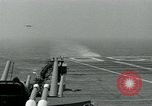 Standbild British Royal Navy Vampir jet Flugzeuge Serie von touch and go Landungen auf der USS Antietam Atlantik, 1953, aus Sekunde 21 historischem Filmmaterial Videoclip 65675048901