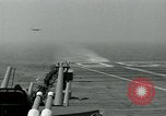 Standbild British Royal Navy Vampir jet Flugzeuge Serie von touch and go Landungen auf der USS Antietam Atlantik, 1953, aus Sekunde 22 historischem Filmmaterial Videoclip 65675048901