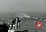 Standbild British Royal Navy Vampir jet Flugzeuge Serie von touch and go Landungen auf der USS Antietam Atlantik, 1953, aus Sekunde 23 historischem Filmmaterial Videoclip 65675048901