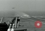 Standbild British Royal Navy Vampir jet Flugzeuge Serie von touch and go Landungen auf der USS Antietam Atlantik, 1953, aus Sekunde 24 historischem Filmmaterial Videoclip 65675048901