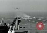 Standbild British Royal Navy Vampir jet Flugzeuge Serie von touch and go Landungen auf der USS Antietam Atlantik, 1953, aus Sekunde 25 historischem Filmmaterial Videoclip 65675048901