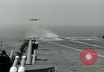 Standbild British Royal Navy Vampir jet Flugzeuge Serie von touch and go Landungen auf der USS Antietam Atlantik, 1953, aus Sekunde 26 historischem Filmmaterial Videoclip 65675048901