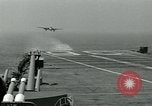 Standbild British Royal Navy Vampir jet Flugzeuge Serie von touch and go Landungen auf der USS Antietam Atlantik, 1953, aus Sekunde 27 historischem Filmmaterial Videoclip 65675048901