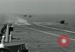 Standbild British Royal Navy Vampir jet Flugzeuge Serie von touch and go Landungen auf der USS Antietam Atlantik, 1953, aus Sekunde 28 historischem Filmmaterial Videoclip 65675048901
