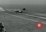 Standbild British Royal Navy Vampir jet Flugzeuge Serie von touch and go Landungen auf der USS Antietam Atlantik, 1953, aus Sekunde 29 historischem Filmmaterial Videoclip 65675048901