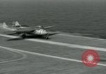 Standbild British Royal Navy Vampir jet Flugzeuge Serie von touch and go Landungen auf der USS Antietam Atlantik, 1953, aus Sekunde 30 historischem Filmmaterial Videoclip 65675048901