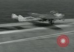Standbild British Royal Navy Vampir jet Flugzeuge Serie von touch and go Landungen auf der USS Antietam Atlantik, 1953, aus Sekunde 31 historischem Filmmaterial Videoclip 65675048901