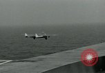 Standbild British Royal Navy Vampir jet Flugzeuge Serie von touch and go Landungen auf der USS Antietam Atlantik, 1953, aus Sekunde 32 historischem Filmmaterial Videoclip 65675048901