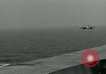 Standbild British Royal Navy Vampir jet Flugzeuge Serie von touch and go Landungen auf der USS Antietam Atlantik, 1953, aus Sekunde 33 historischem Filmmaterial Videoclip 65675048901