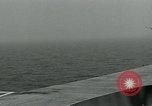 Standbild British Royal Navy Vampir jet Flugzeuge Serie von touch and go Landungen auf der USS Antietam Atlantik, 1953, aus Sekunde 34 historischem Filmmaterial Videoclip 65675048901