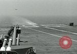 Standbild British Royal Navy Vampir jet Flugzeuge Serie von touch and go Landungen auf der USS Antietam Atlantik, 1953, aus Sekunde 35 historischem Filmmaterial Videoclip 65675048901