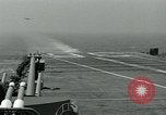 Standbild British Royal Navy Vampir jet Flugzeuge Serie von touch and go Landungen auf der USS Antietam Atlantik, 1953, aus Sekunde 36 historischem Filmmaterial Videoclip 65675048901