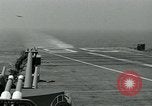 Standbild British Royal Navy Vampir jet Flugzeuge Serie von touch and go Landungen auf der USS Antietam Atlantik, 1953, aus Sekunde 37 historischem Filmmaterial Videoclip 65675048901