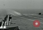 Standbild British Royal Navy Vampir jet Flugzeuge Serie von touch and go Landungen auf der USS Antietam Atlantik, 1953, aus Sekunde 38 historischem Filmmaterial Videoclip 65675048901
