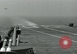 Standbild British Royal Navy Vampir jet Flugzeuge Serie von touch and go Landungen auf der USS Antietam Atlantik, 1953, aus Sekunde 39 historischem Filmmaterial Videoclip 65675048901