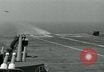 Standbild British Royal Navy Vampir jet Flugzeuge Serie von touch and go Landungen auf der USS Antietam Atlantik, 1953, aus Sekunde 40 historischem Filmmaterial Videoclip 65675048901