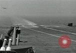 Standbild British Royal Navy Vampir jet Flugzeuge Serie von touch and go Landungen auf der USS Antietam Atlantik, 1953, aus Sekunde 41 historischem Filmmaterial Videoclip 65675048901